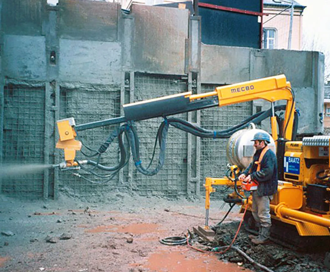 Robot-spritz, crawler-mounted shotcrete pump Robot-spritz, crawler-mounted shotcrete pump